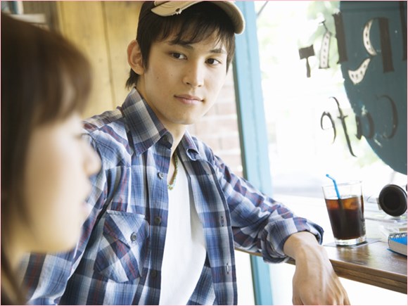 話を聞く男性