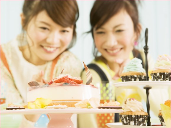 食べ物に喜ぶ女性