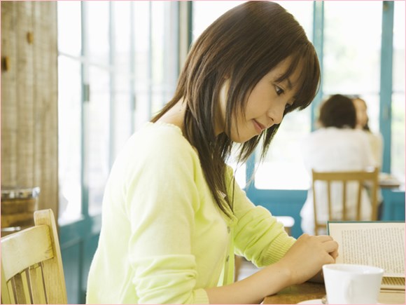 待っている女性