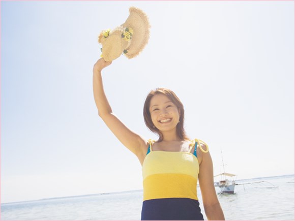 手を振る女性